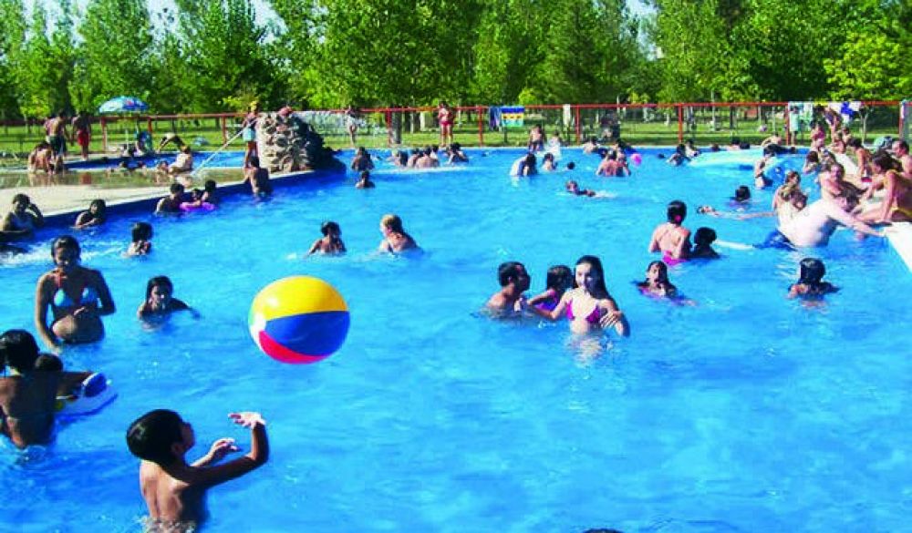 Piletas: por el adelanto del calor, comienzan a inscribir