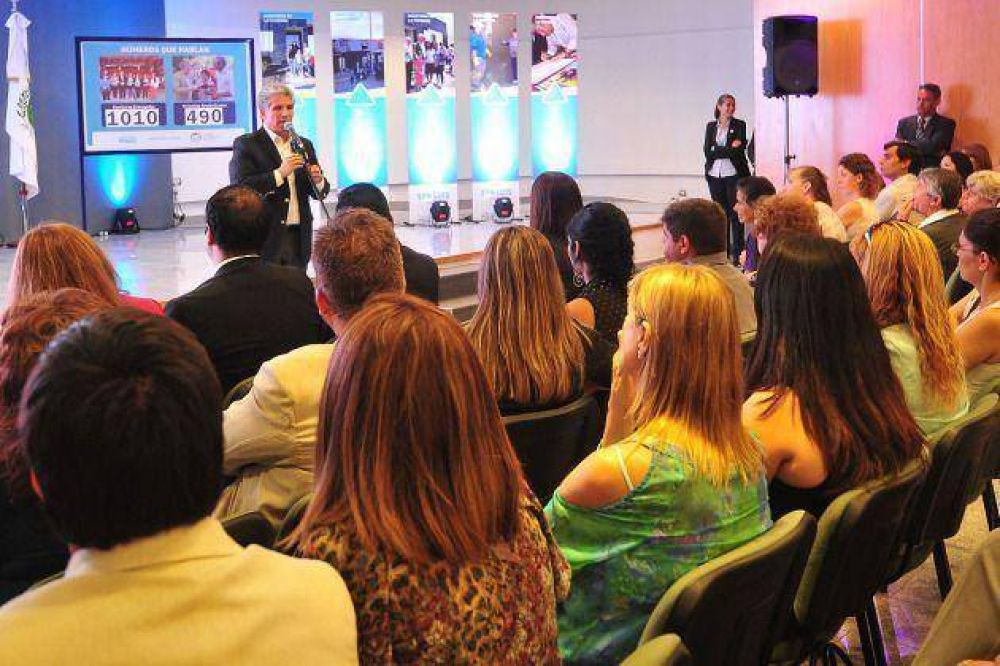 El gobernador Poggi readjudic� 26 viviendas y entreg� 60 escrituras
