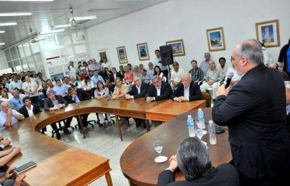 En Goya, Colombi firm� convenio, entreg� m�viles policiales y subsidios