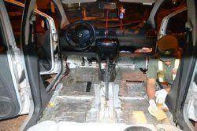 Llevaba marihuana en un doble fondo de un auto