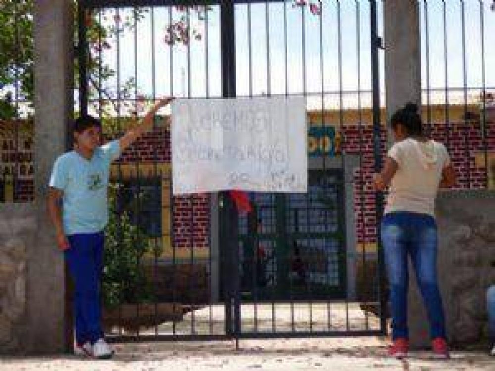 Alumnos tomaron la escuela de Chaquiago
