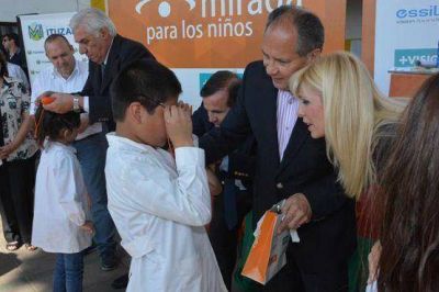 Alberto Descalzo y Karina Rabolini entregaron anteojos en Ituzaing�