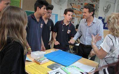 Katopodis visit� la muestra de ciencia y tecnolog�a del Emilio Mitre