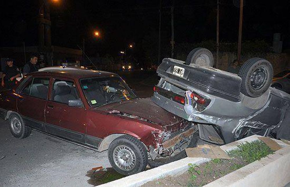 Dos heridos en violento accidente entre dos autos