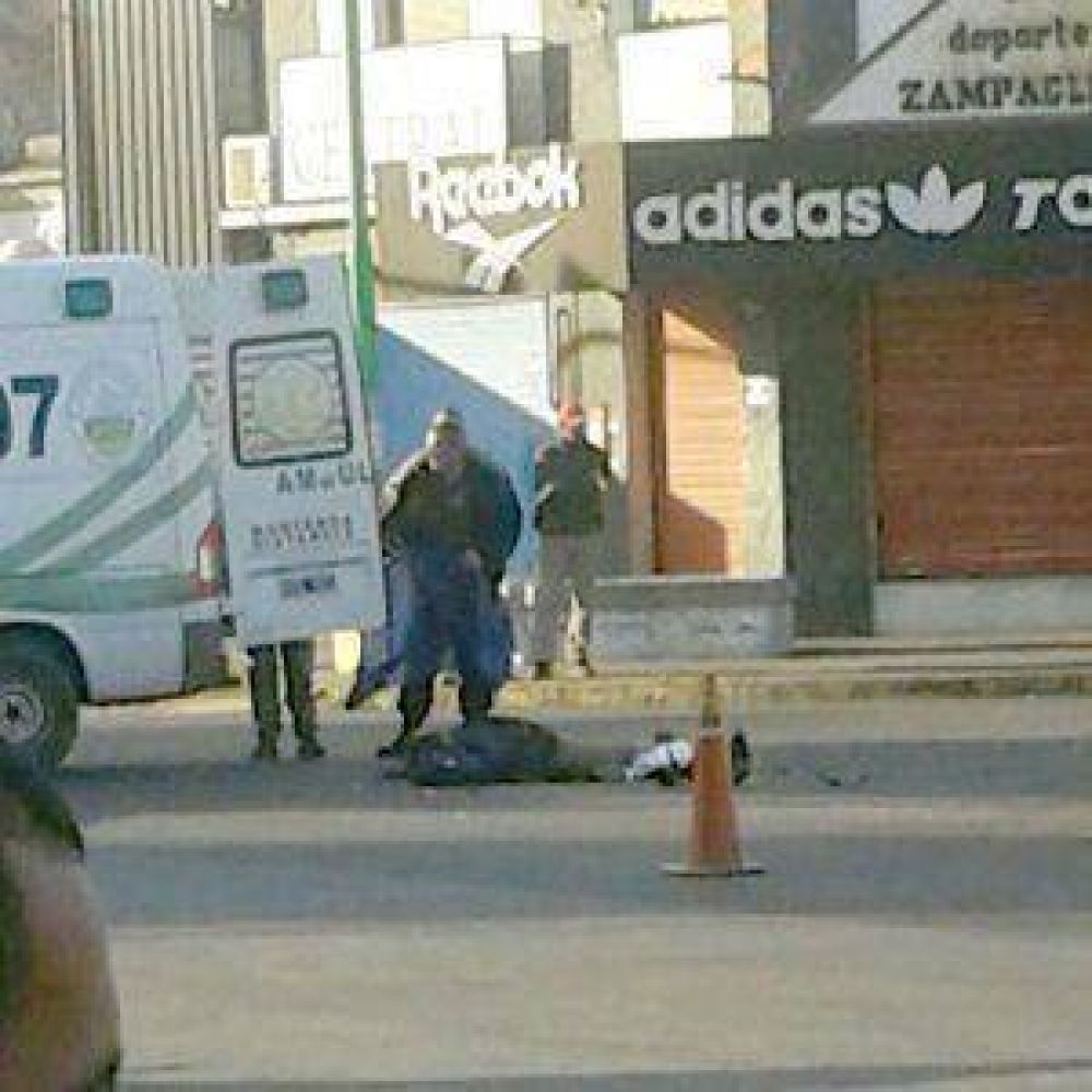 Otro accidente fatal en la regin: motociclista falleci tras chocar con un micro en Ensenada