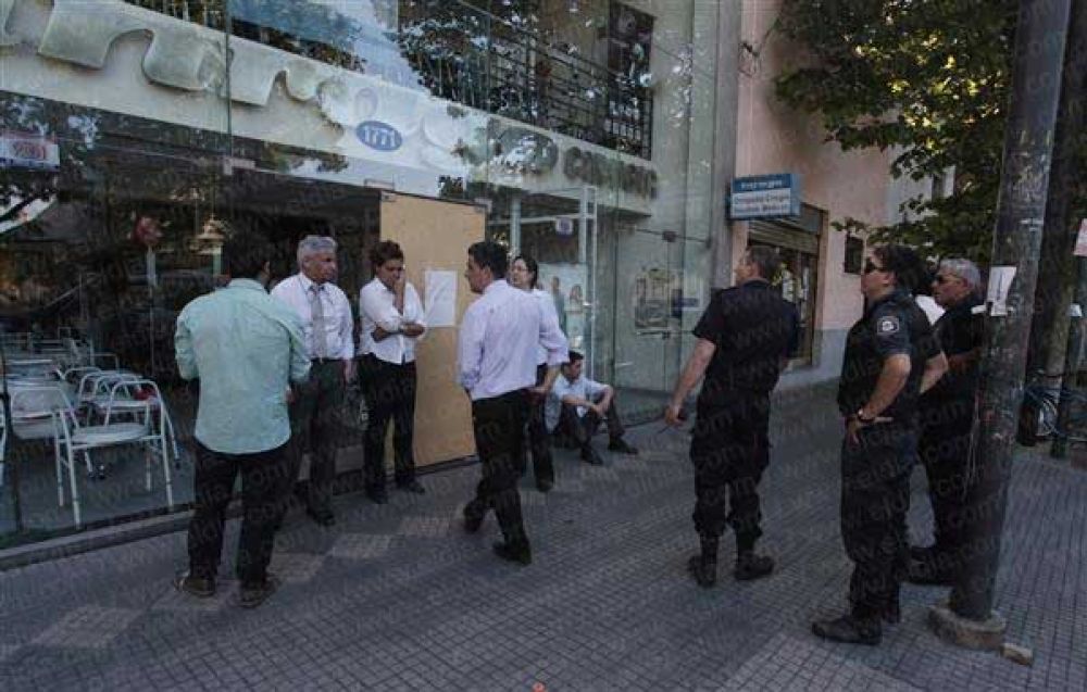 Patadas , amenazas y tiros en un golpe comando a una ortopedia     