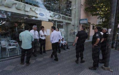 Patadas , amenazas y tiros en un golpe comando a una ortopedia     