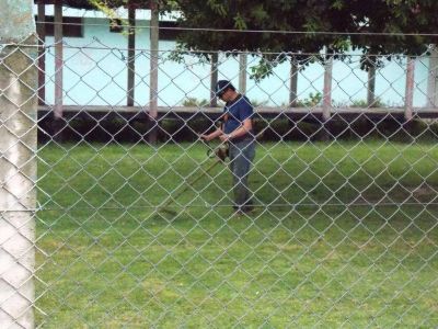 San Pedro: Se camufl� Guacone y se puso a cortar el pasto del balneario