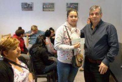 El diputado Britos entreg� becas a estudiantes