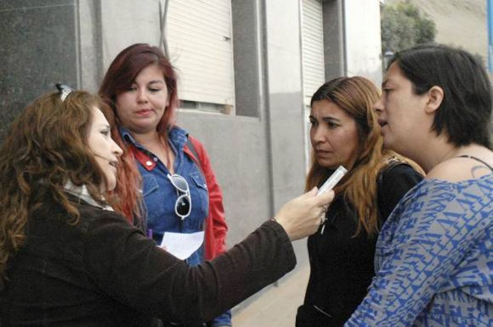 Madres de alumnos presuntamente maltratados por un maestro esperan una respuesta en la Fiscal�a