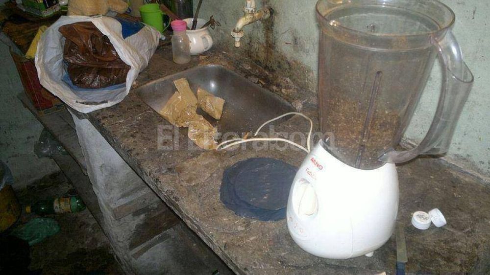 Una mujer fraccionaba marihuana con su hijo adolescente