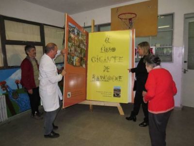 Distinguen a la escuela Cail�n por su libro gigante