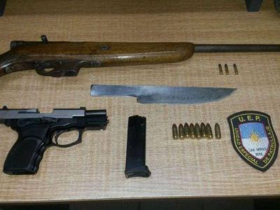 Detuvieron a tres hombres y una mujer que iban armados en un auto
