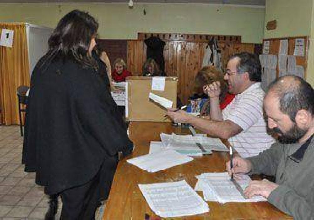 Los docentes van a las urnas para elegir autoridades