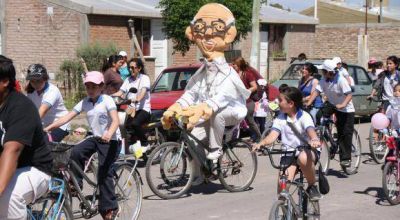 Hasta Francisco pedale� junto a unos 450 chicos