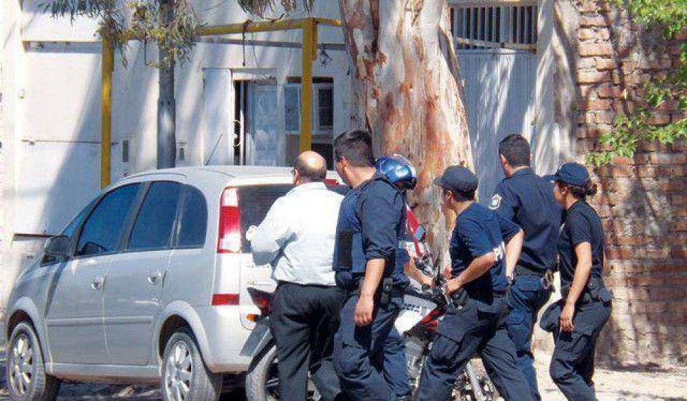 Ladrones quisieron robarle a un polic�a: se enfrentaron a los tiros
