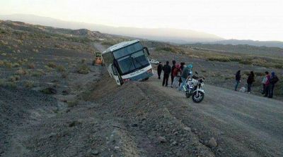 Iglesia: susto por un colectivo que casi cae y vuelca por un barranco