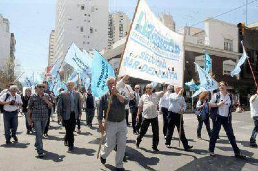 Bancarios marplatenses pararon y se movilizaron por la ciudad