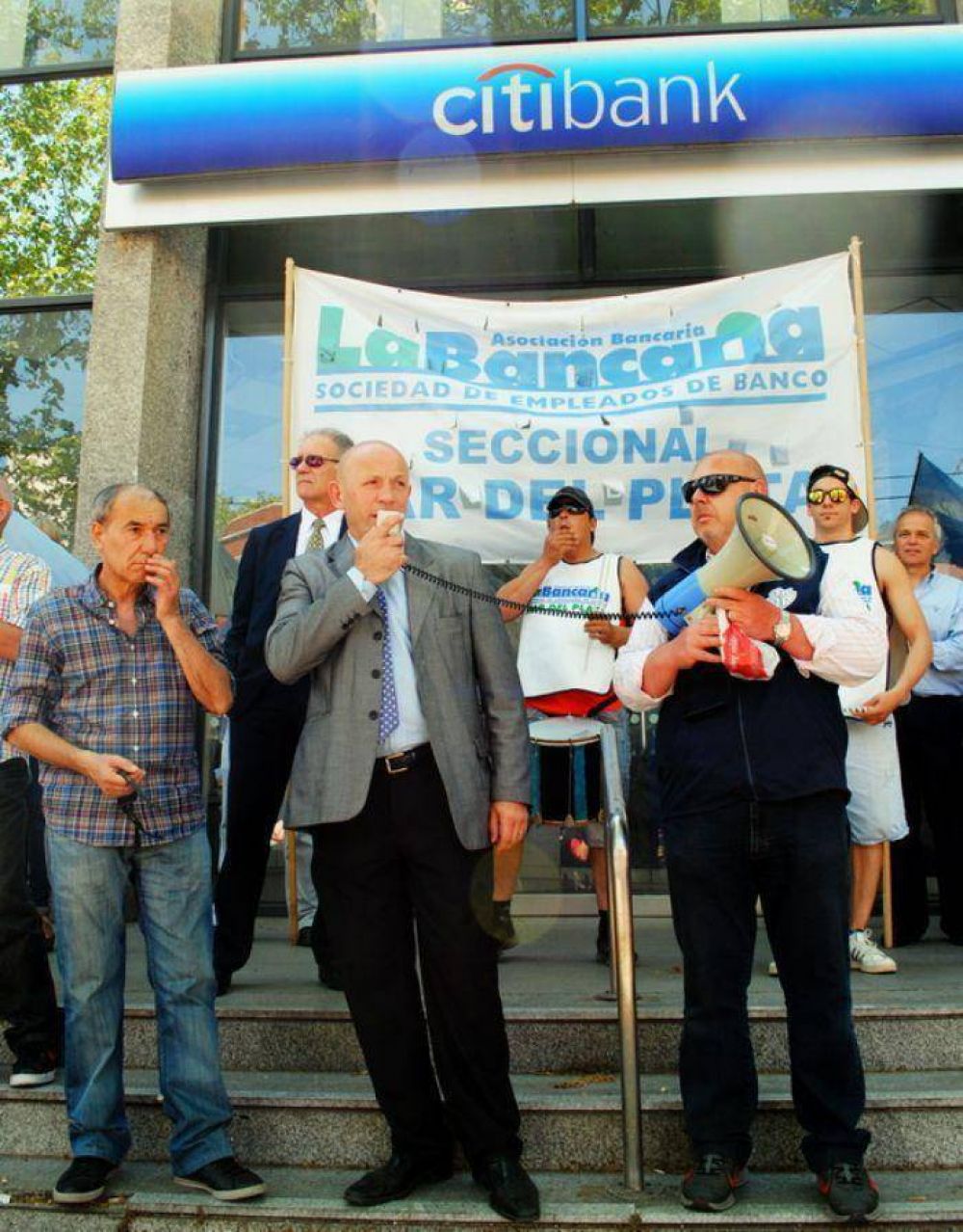 Bancarios volvieron a protestar contra el �impuesto al salario� mientras aguardan las elecciones 