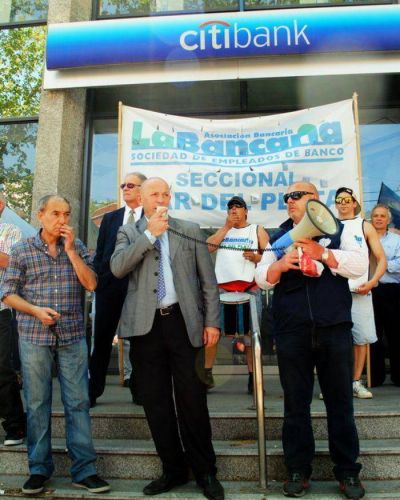 Bancarios volvieron a protestar contra el �impuesto al salario� mientras aguardan las elecciones 