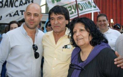 Pedro Fern�ndez y Eva Moyano a los besos y abrazos en marcha sindical 