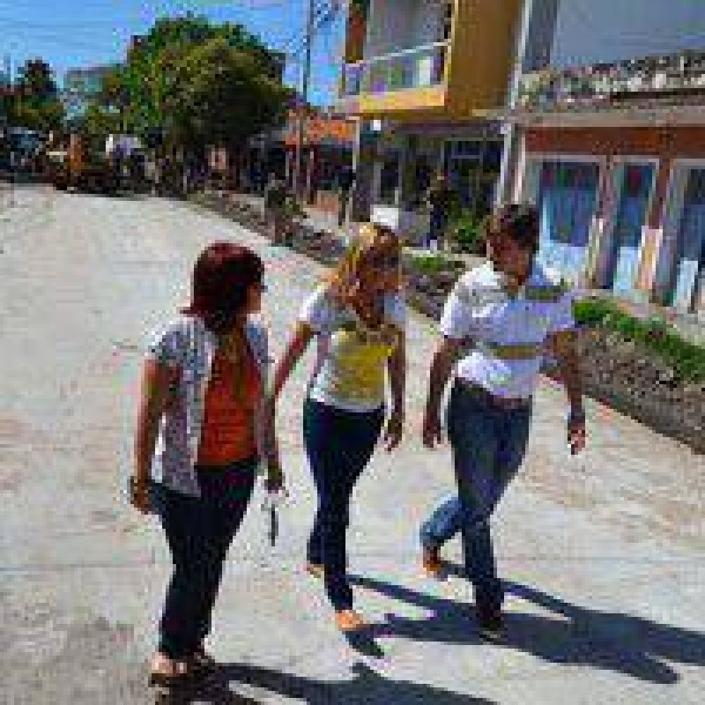 Aida con vecinos de calle Fontana satisfechos por la pavimentaci�n de otra cuadra