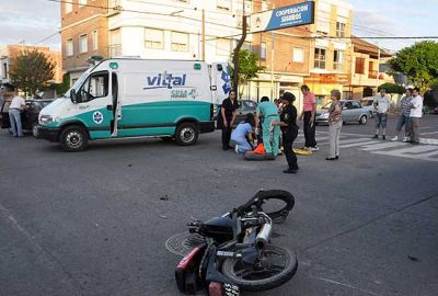 Motociclista herido en un fuerte choque con un autom�vil