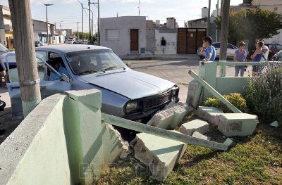 Chocaron dos veh�culos y rompieron un pared�n
