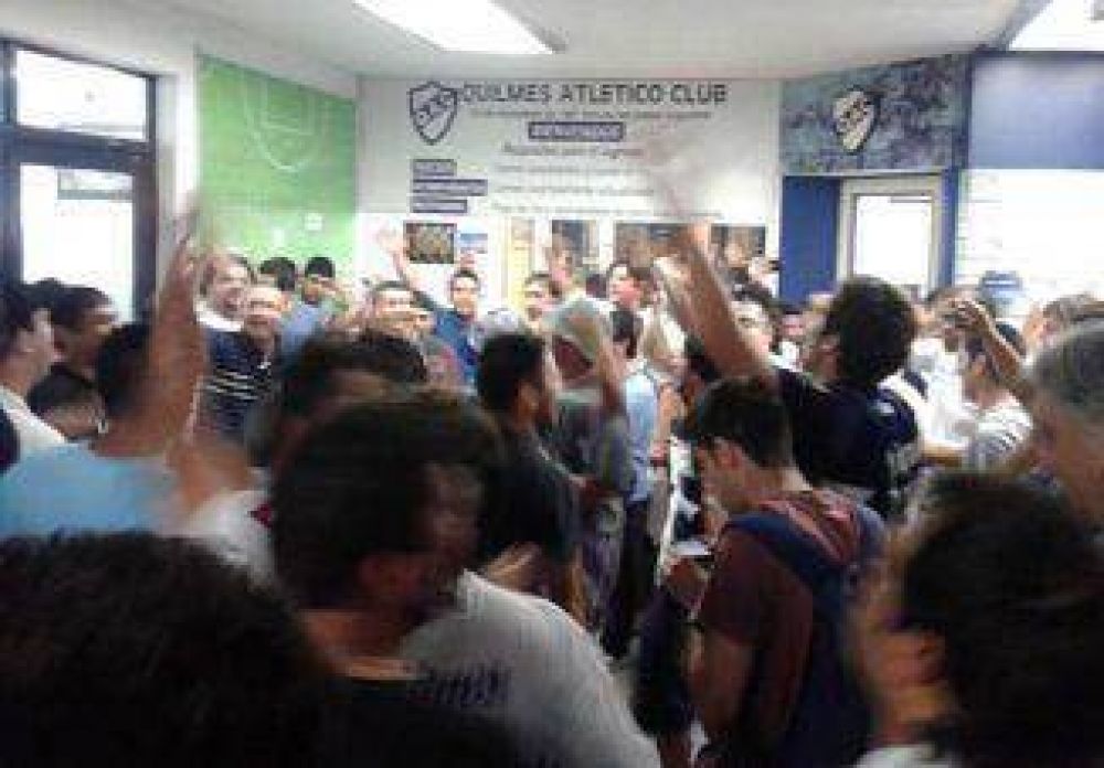 Hinchas de QAC se manifestaron en la sede contra el Fideicomiso