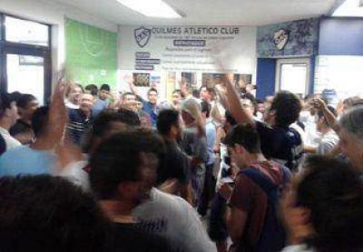 Hinchas de QAC se manifestaron en la sede contra el Fideicomiso