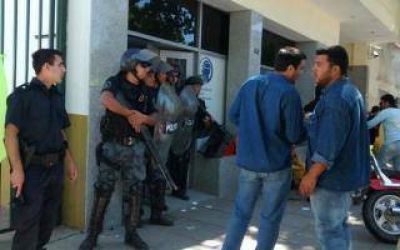Violentos enfrentamientos en intento de toma de UOCRA Z�rate