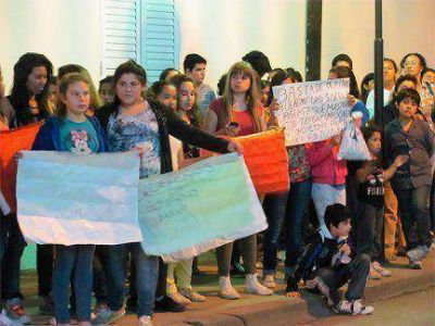 Padres, alumnos y docentes se manifestaron por deterioro de una escuela