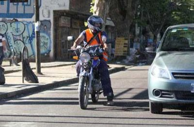 Al final, en La Plata se usa poco y nada el chaleco de los motociclistas     