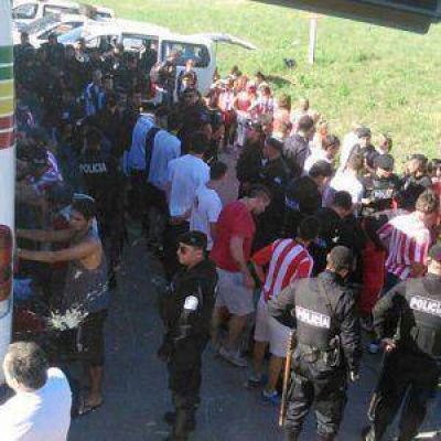 Demoras en las caravanas de hinchas del Pincha rumbo a Montevideo
