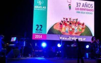 Abuelas de Plaza de Mayo celebr� su 37� aniversario con multitudinario acto en el Teatro Argentino