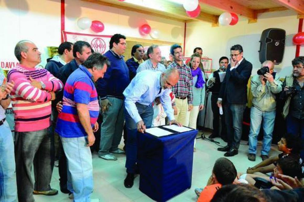 El Gobernador Buzzi firm� convenios por un mill�n de pesos en el deporte
