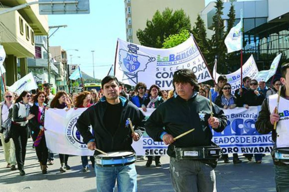 Bancarios se movilizaron en jornada de paro contra impuesto a las ganancias