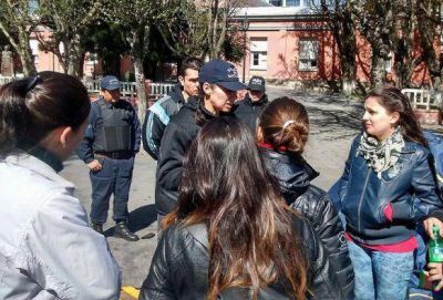 ATE asesora a j�venes que protestan frente a Gobierno