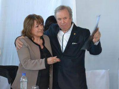 Gobierno entreg� viviendas y aportes en Perito Moreno