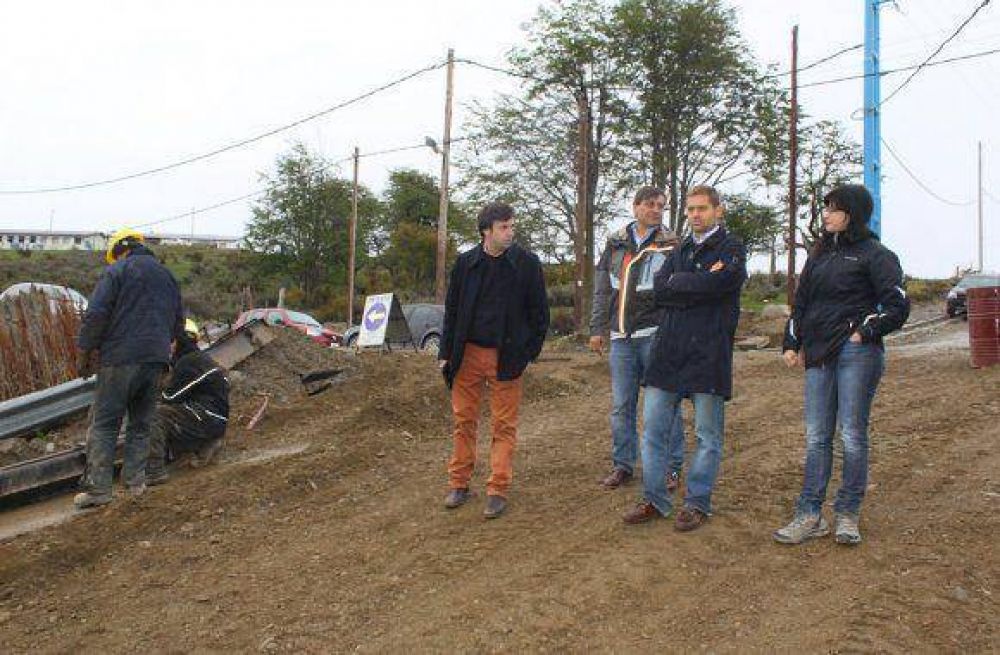 Sciurano recorri� obras de pavimentaci�n en Los Fueguinos