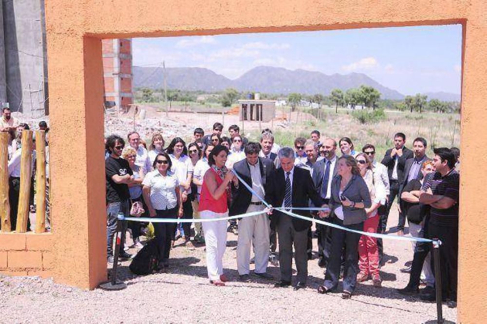 El gobernador inaugur� el play�n deportivo del campus de la ULP