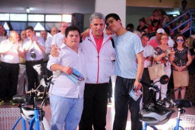 Poggi comparti� la �ltima bicicleteada del a�o con chicos de Villa Mercedes  