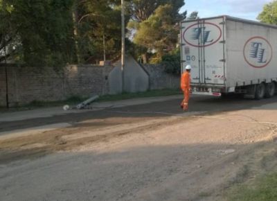 Dos camiones se llevaron por delante cables y dejaron varias viviendas sin luz