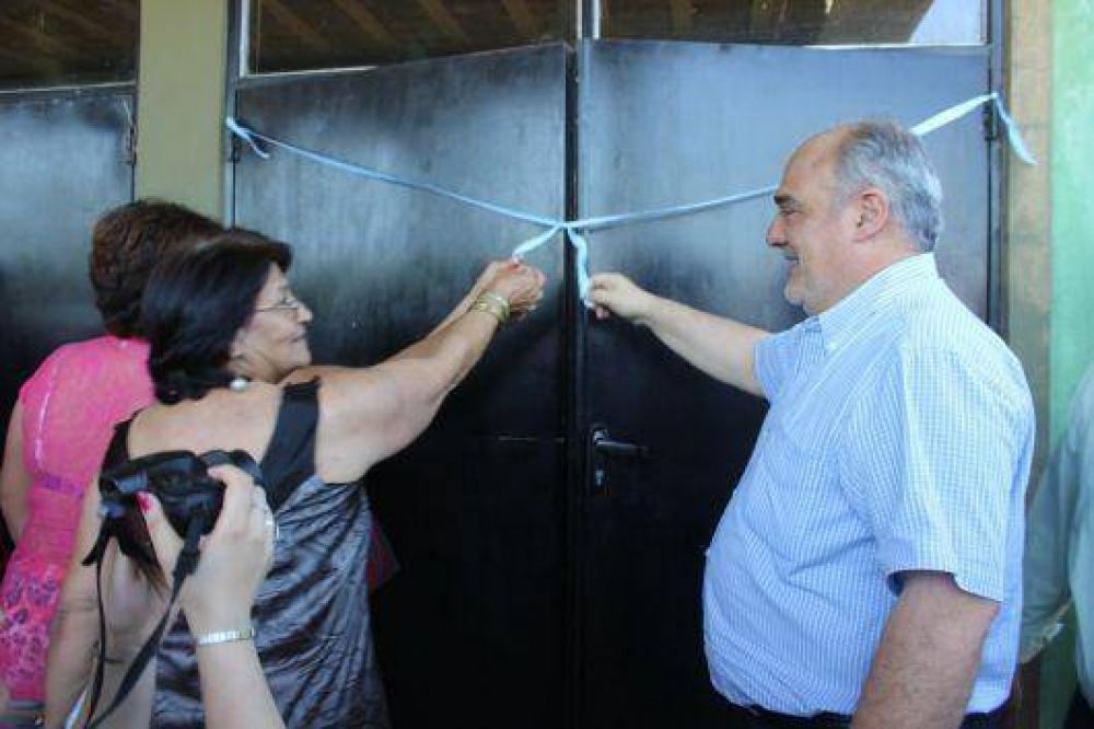 En Paso Tala, Colombi inaugur� l�nea de Media Tensi�n y un ba�adero para ganado