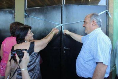 En Paso Tala, Colombi inaugur� l�nea de Media Tensi�n y un ba�adero para ganado