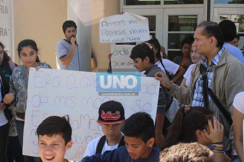 En la escuela Guadalupe deben suspender las clases por falta de agua