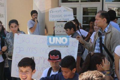 En la escuela Guadalupe deben suspender las clases por falta de agua