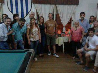 El partido GEN entreg� botines y pelotas al Club San Antonio.