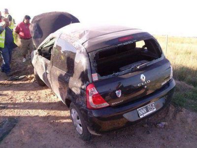 Perdi� el control de su auto y volc� en una calle de tierra frente al Pibe de Oro