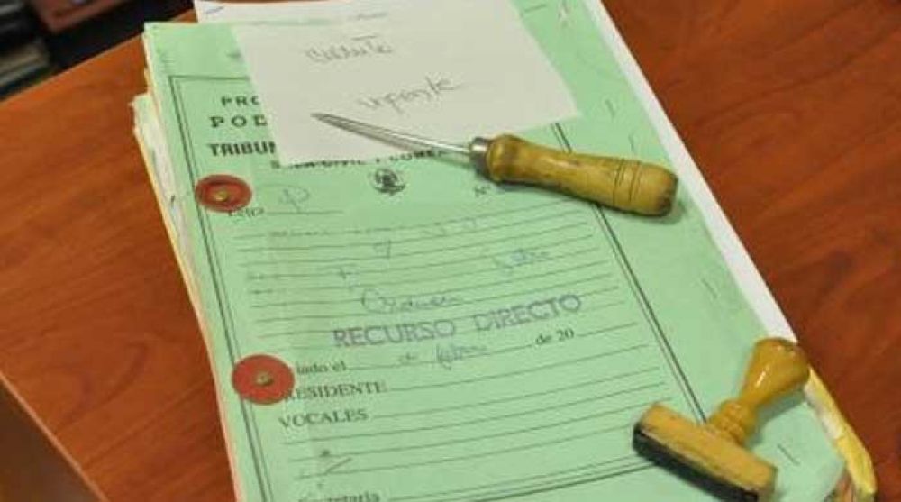 Denuncian a una abogada por truchar sentencias